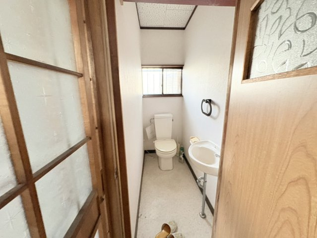 窓付きで明るく、換気がしやすいトイレ空間。独立した手洗い器もあり、衛生面に配慮された造りです。シンプルな内装のため、将来的なリフォームや設備交換もしやすく、自分好みにアレンジ可能。