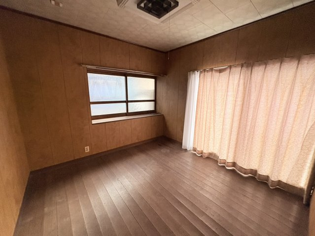 洋室は、寝室や子ども部屋、書斎など多用途に使える一室です。窓からの採光があり、日中は自然光で明るい空間です。家具配置がしやすい形状で、ベッドやデスクを置ける広さがうれしいですね。