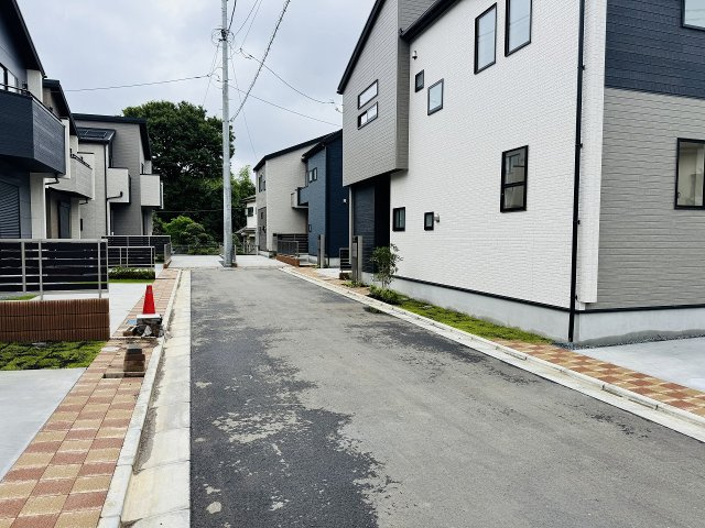 ～南・西・北側の三方角地につき陽当たり・風通しも良好す～