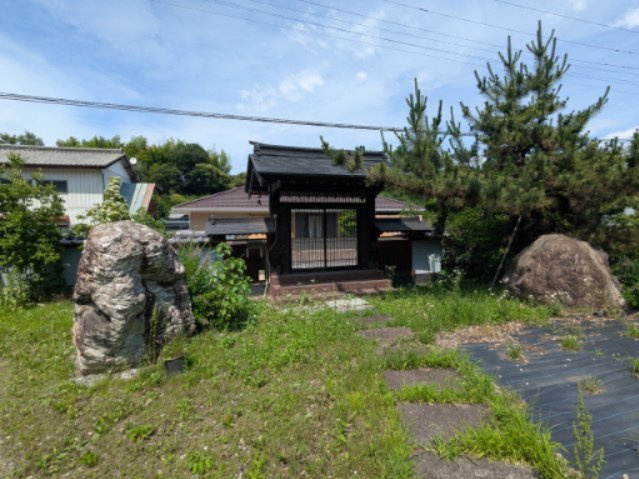 お庭に配した巨石が目にも楽しめ、足元安心な渡石（飛び石）が玄関まで誘導してくれます。