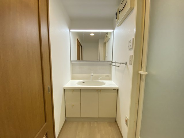 【エクレール豊春Ⅲ　中古マンションの独立洗面台】