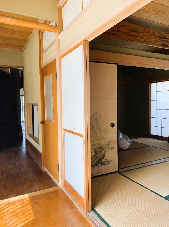 ■縁側｜風通しがよく自然の風を取り込みやすい、外と中の”ちょうどいい中間空間”で季節を感じながらゆったり過ごせる癒しのリラックススペースです♪