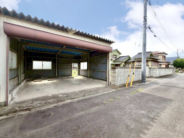 ■駐車スペース｜雨風を気にせず乗り降りができる快適性の高さと、シャッター付きで防犯性も高いのが魅力の一つです♪