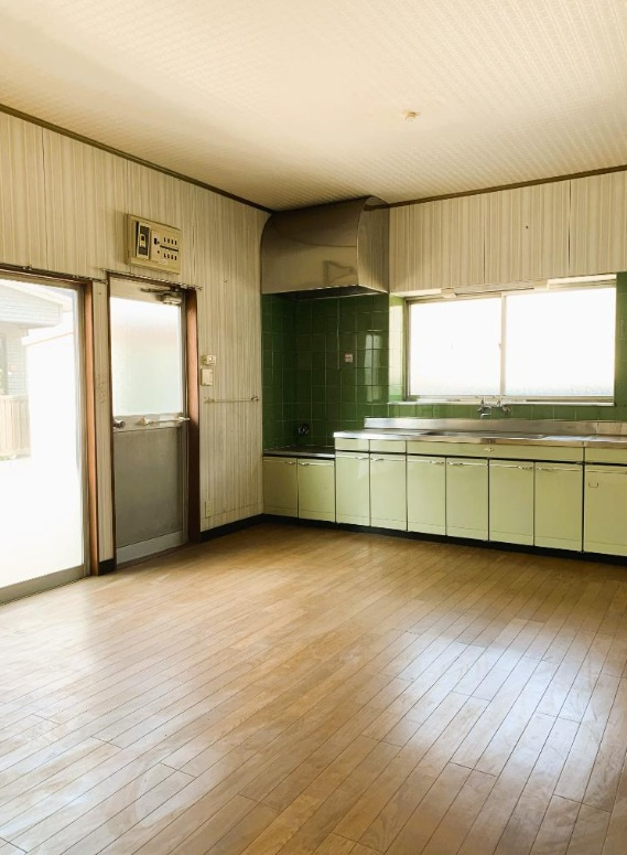 ■キッチン｜キッチンの部屋が独立している為、お料理時の油の臭いや煙などが隣接するお部屋に充満しにくい造りとなっています♪
