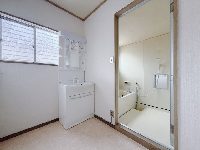 ■洗面室｜大きな鏡で朝の身支度もラクラク♪窓があるので換気の際も楽ちんです♪