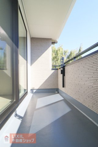 【バルコニー】現地完成写真。広々バルコニーでお布団や洗濯物がたくさん干せます♪