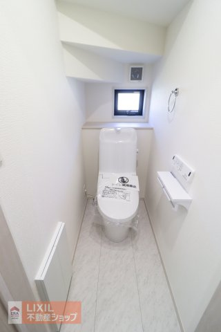 【トイレ】現地完成写真。温水洗浄暖房便座付き。小窓がついており採光と換気ができるようになっています。2階にもトイレがございます。