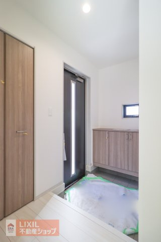 【玄関】現地完成写真。ゆったりと明るい玄関がご家族や来客をお出迎え。