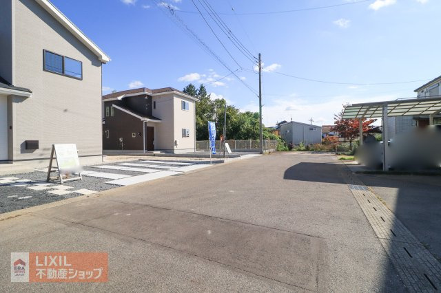 【前面道路】現地完成写真。道幅や駐車など、ご確認ください。