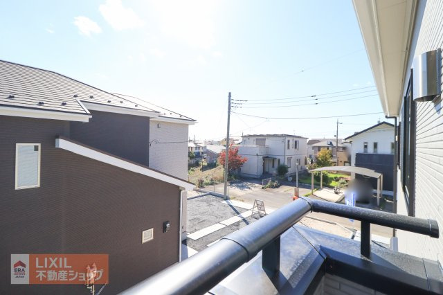 【建物からの眺望】現地完成写真。バルコニーからの景色。十分な間隔が確保されております。