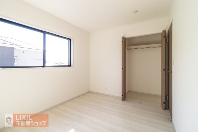 【子供部屋】2階6帖の洋室は子供部屋にいかがでしょうか。収納も付いており衣類や学用品もスッキリ片づけられます。