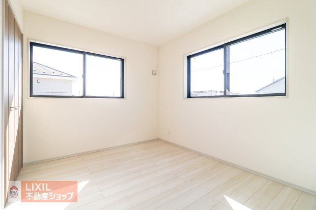 【寝室】2階6帖の寝室。2面採光で明るいお部屋となっており、ダブルベッドも置けるのでご夫婦の寝室にピッタリです。