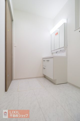 【脱衣所】現地完成写真。洗面脱衣所はゆったりとしたスペースで使いやすいです。
