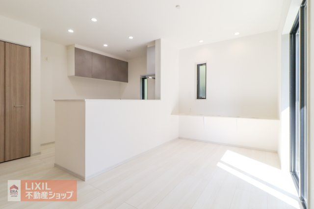 【ダイニング】現地完成写真。家族でくつろげるダイニングです。対面式キッチンでお食事の準備をしながらご家族との会話を楽しめます。