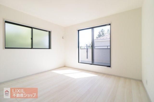 【洋室】2階9帖の洋室は南向きで日当たり、風通しもよく心地よい自分だけの空間に。バルコニーへ直接行けます。