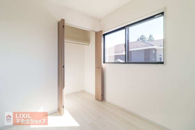 【収納】しっかり収納がついております！容量もありハンガーパイプ付きで丈の長い衣服もかけられます