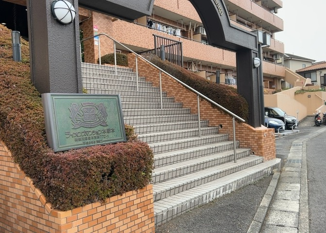 物件によっては、入居者が個人的に使用できる専用庭がついているものもあります。また、住宅の中にある土間の部分を庭と呼ぶこともあります。庭の用途は住む人によって変わり、それによってデザインもさまざまです。