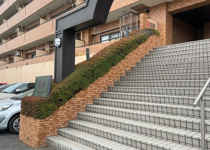 中庭（パティオ）とは、一つの建築物の内部に設けられた、壁などで囲われている庭のことを指します。コの字型、ロの字型が主流ですが、L字型の中庭もあります。最近では、インテリア性の高さからも人気があります。
