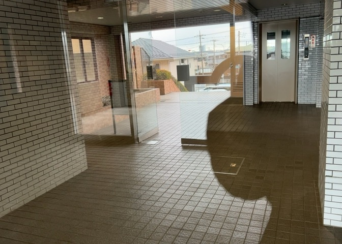 ラウンジは、マンションの共用スペースに椅子やテーブルなどを配置した利用者が寛げる空間です。屋内型ラウンジと屋外型ラウンジがあります。共用部分の管理状況と合わせて、詳細については現地でご確認ください。