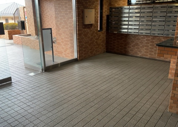 ロビーというと、エントランスと何がちがうの？と思いますよね。実はロビーとエントランスには明確な決まりはありません。物件によっては、エントランスを入って広がるある程度の広さのある空間がロビーとなります。