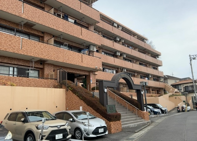 道幅が広い場所は日当たりや風通が良好です。幅が広いのですれ違いも可能ですし大きな車でも駐車可能！一方で、大型車が通ることも多くなるため交通量の増加により騒音に繋がります。また土地の値段が高くなります。