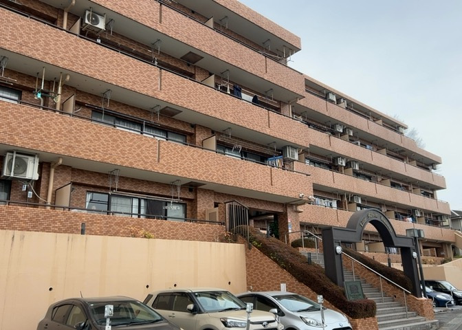 ＲＣ造、Reinforced　Concreteは直訳すると補強されたコンクリートです。主に柱や梁・床・壁が鉄筋とコンクリートで構成おり、鉄筋を組んだ型枠にコンクリートを流し込んで固めたものを指します。