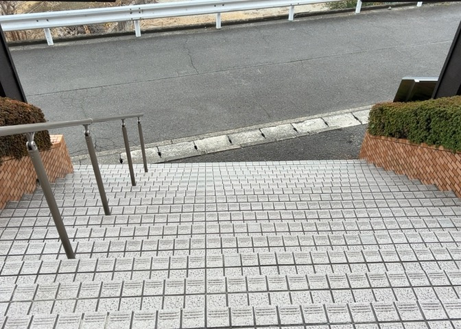 共有部分は、住民なら誰もが使える設備のこと。例えば駐車場やエレベーター、インターネット設備、セキュリティ設備などがあります。他にも、マンションの廊下・外部階段やエントランス・ゴミ置き場などがあります。