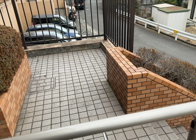 共用部分は、一棟の建物に住む区分所有者全員が共同で所有するとし、共用部分の管理、補修などは、区分所有者で形成される管理組合が行います。個人の判断で勝手に変更することはできませんので覚えておきましょう。
