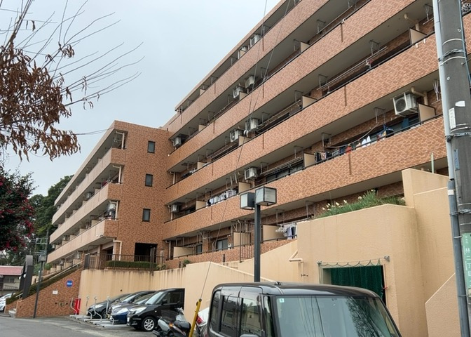 外観はマンション管理がされているかの目安になります。築年数が古いと、壁面は劣化してひび割れが生じることも！建物が古びていても細かいところが修繕されていると、きちんと管理されているなぁと感じるでしょう。