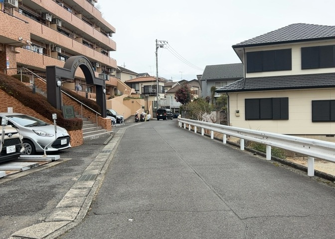 眺望の良さを楽しめるダイニングキッチンで家族団らんの時間を過ごしてはいかがでしょうか。バルコニーから見える景色を家族で眺める時間は、時間が経つのを忘れてしまいそうですね。是非、現地を見に行きましょう！