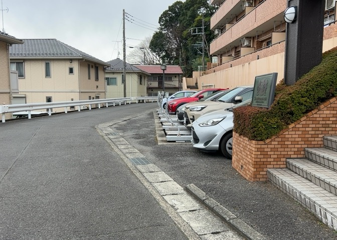 マンションの駐輪場は、事前に空きがあるか確認を取ると安心です。せっかく入居したのに駐輪スペースがない！なんてことになったら大変ですよね。そこで、内見時や購入前にはまず事前に確認しておくと良いでしょう。