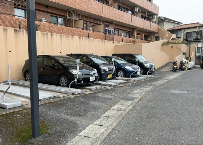 駐車場と明記されていても、最小スペースでつくられた駐車場だと大型車は駐車できなかったり、出入りしにくくなったりする可能性があります。お車のサイズと購入したい物件の駐車場のサイズを現地で確認しましょう。