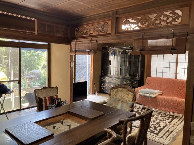 囲炉裏のある古民家風リビングは、家族が自然と集まる心安らぐ空間。重厚感ある梁や建具が歴史を感じさせ、ゆったりとした時間を過ごせます。大きな開口部からは庭の緑を望め、四季を感じながら暮らせます。