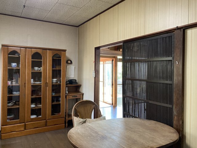 大きなダイニングスペースは古民家風の落ち着いた雰囲気が魅力。隣接する空間とのつながりも良く、開放感のある間取り。食器棚や家具も馴染みやすく、統一感のある暮らしが叶います。家族や来客との時間をゆったり。