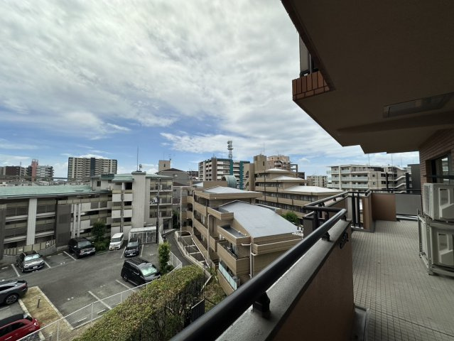 目線より高い建物もなくちゃんと空が抜けて見えます。