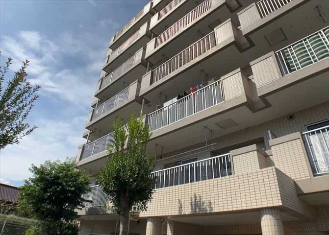 一般的なバルコニーは、奥行1.5ｍ程ですが、ワイルドバルコニーは2ｍまで広がっています。そのため洗濯物の間隔をあけ干すことができ、乾きやすいというメリットや、ガーデニングが楽しめる等の特徴があります。