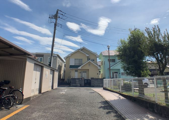 眺望の良さを楽しめるダイニングキッチンで家族団らんの時間を過ごしてはいかがでしょうか。バルコニーから見える景色を家族で眺める時間は、時間が経つのを忘れてしまいそうですね。是非、現地を見に行きましょう！