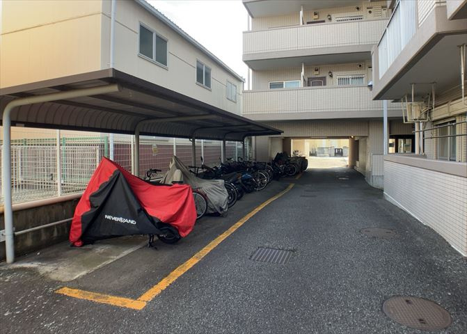 マンションの駐輪場は、事前に空きがあるか確認を取ると安心です。せっかく入居したのに駐輪スペースがない！なんてことになったら大変ですよね。そこで、内見時や購入前にはまず事前に確認しておくと良いでしょう。