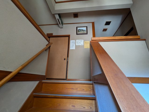 現在上物があります。現況でのお引渡しになります。室内の様子になります。