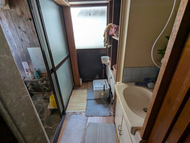 現在上物があります。現況でのお引渡しになります。室内の様子になります。