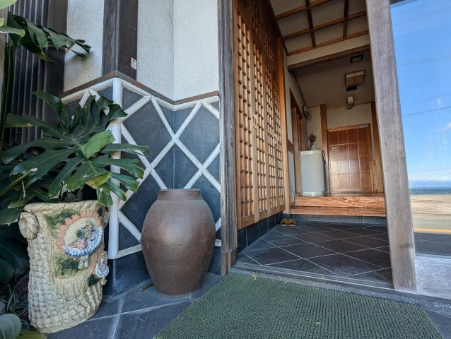現在上物があります。現況でのお引渡しになります。室内の様子になります。