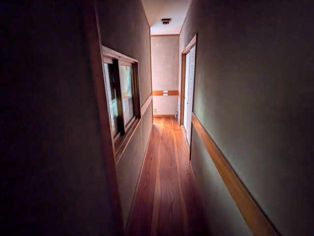 現在上物があります。現況でのお引渡しになります。室内の様子になります。