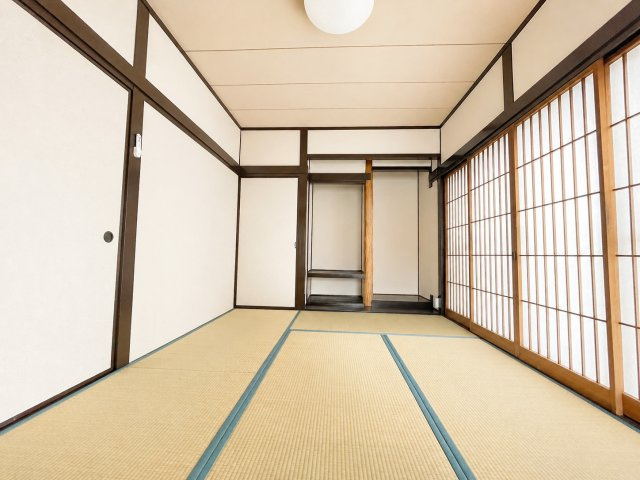 畳の上でゆっくりとくつろげる和室です