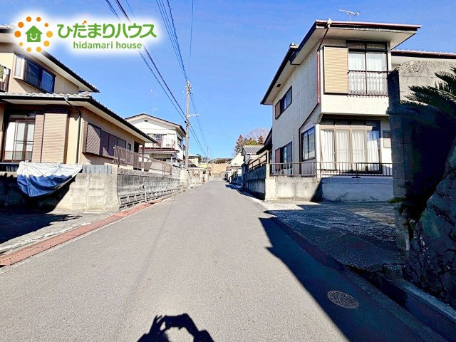 繁華街のようなにぎやかさがないため、車の音や話し声が少なく、静かな生活を望む人に適している閑静な住宅地！