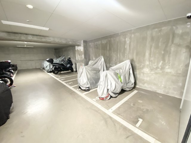 駐輪場と併設してバイク置き場があります♪屋根付きのスペースなので雨や風からも大切なバイクや自転車を守ることができます♪