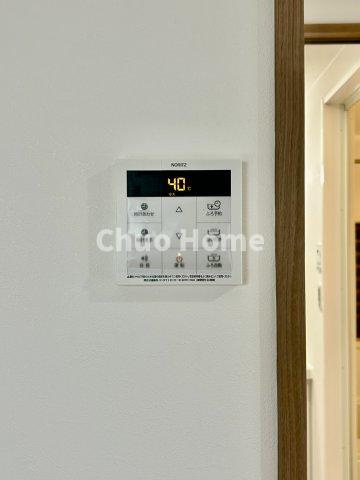 【給湯リモコン】外での一日を忘れさせてくれるオートバス機能でお好みの湯量・温度に調整された浴槽。