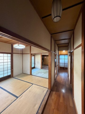 どこか懐かしい雰囲気の室内♪温かみを残しつつお好みにリフォームされませんか(^^)/