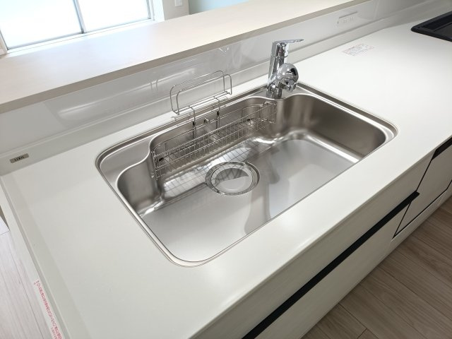 【シンク】　食器洗いもはかどる広々としたシンク。