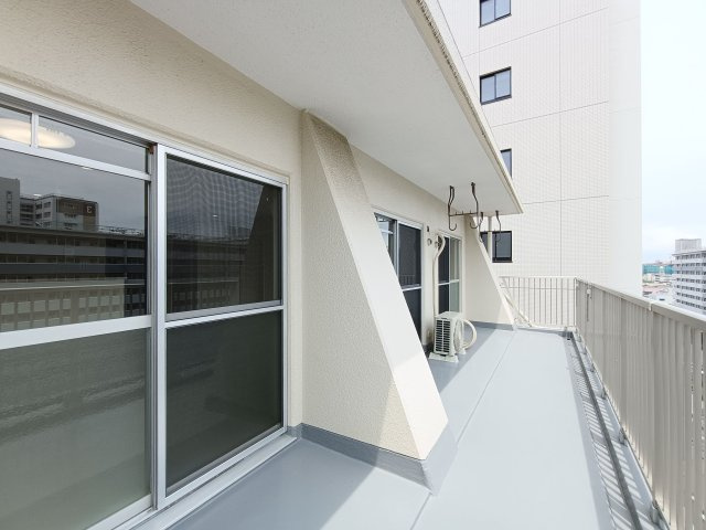 【バルコニー】　充分な広さが確保されたバルコニー。日当たりのよい住宅エリアですので、多くの陽光が降り注ぎ、室内には陽だまりを生み出してくれます。