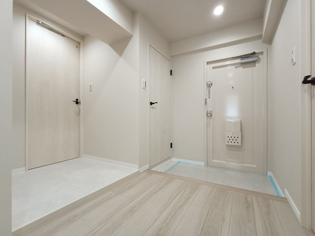 【玄関】　白でまとめられた清潔感のある玄関。住戸の顔として、いつでも整えておきたい空間に嬉しい大容量の収納がございます。